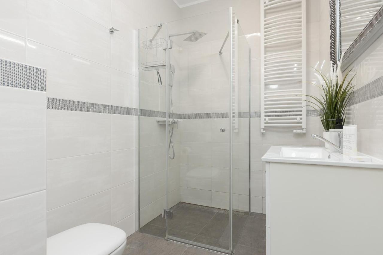 Modern One Bedroom Apartment With Parking In Lodz By Renters Prestige Екстериор снимка