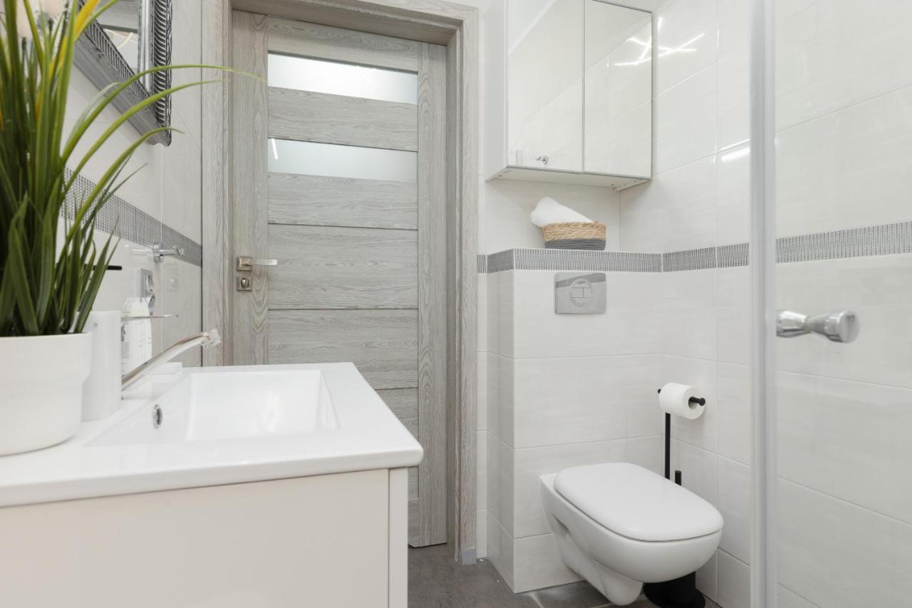 Modern One Bedroom Apartment With Parking In Lodz By Renters Prestige Екстериор снимка
